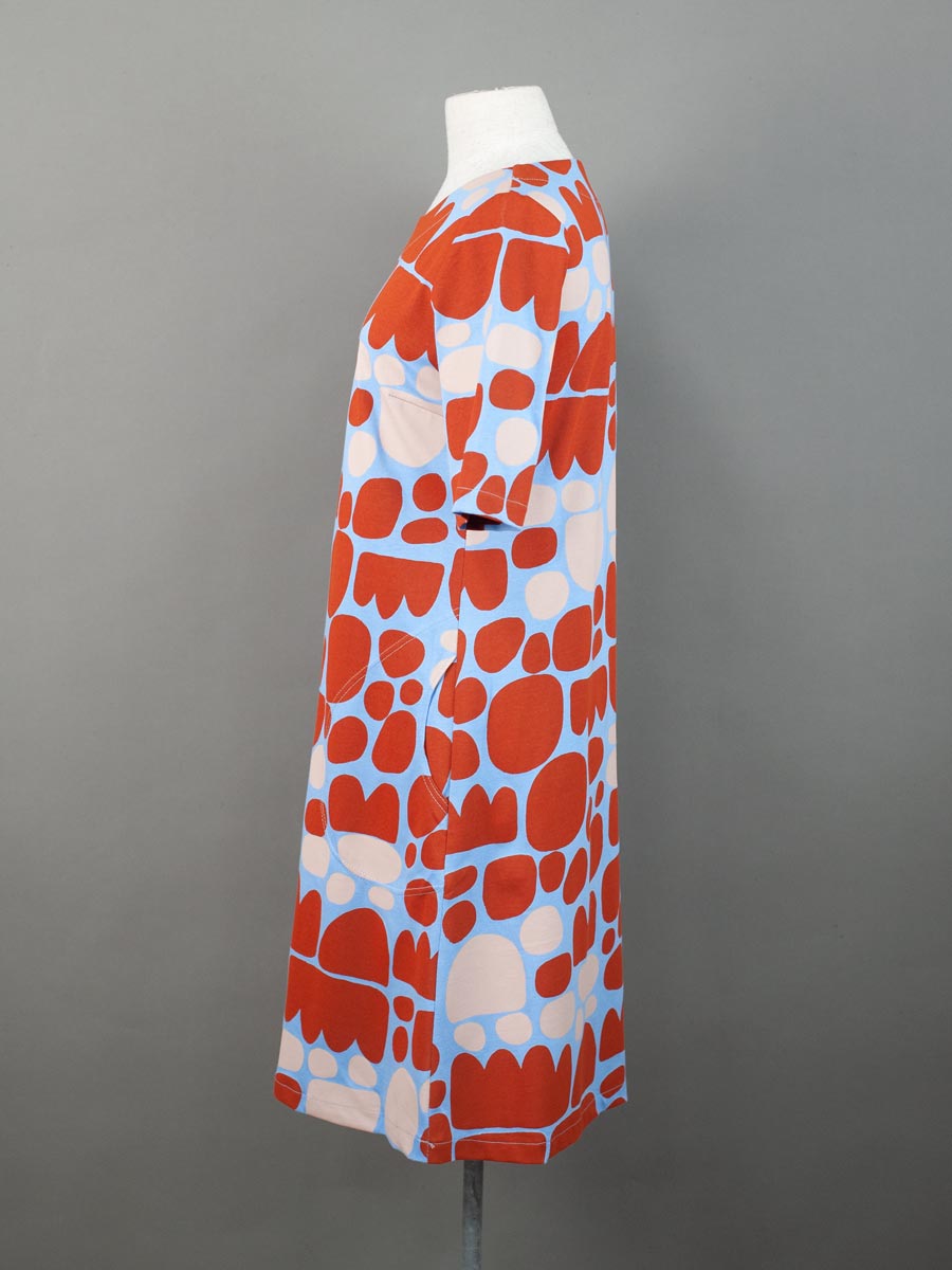 Doris-Day-Dress-Puli-Puli-orange-on-blue-side